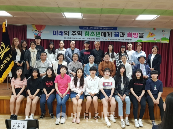 사단법인 깨달음과 나눔은 5월26일 서울 송파구 송파구민회관에서 제5회 정오장학금 전달식을 개최했다.