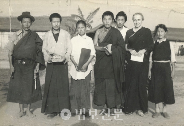 1960년 인도의 티베트 망명소에서 라마승들과 함께 한 프레다 베디.