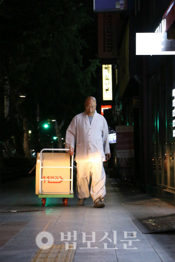 승가결사체 ‘다나’ 대표 탄경 스님이 서울 종로 주변 노숙자들에게 먹거리를 나누어 주고 있다. 놓이는 소리에 혹여 잠에서 깰까 건네는 손이 조심스럽다.