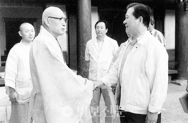 평생 수행자의 삶을 산 월산 스님은 사회적으로도 존경받는 어른이었다. 불국사를 찾은 김대중 신민당 총재와 악수하고 있는 월산 스님. ‘월산선사법어집’