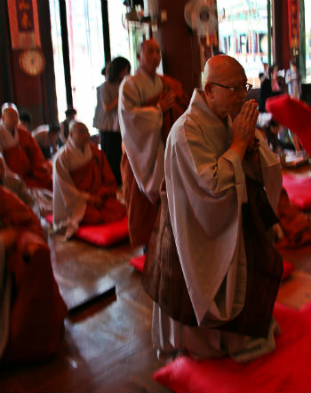 설조 스님은 기자회견에 앞서 조계사 대웅전을 찾아 부처님을 참배했다.