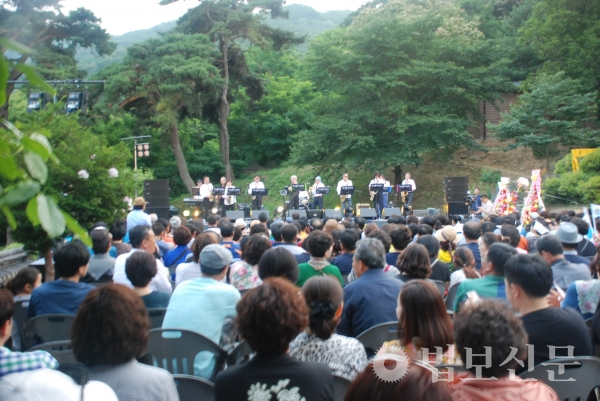 안성 석남사(주지 덕운 스님)는 6월23일 경내 특설무대에서 ‘제2회 산사음악회 및 소원풍등 날리기’를 개최했다.
