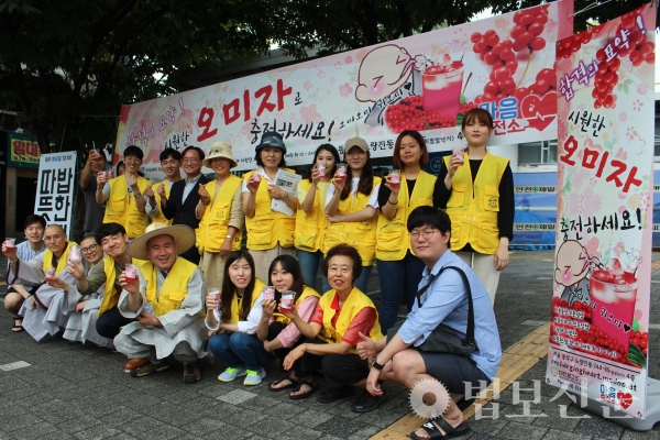 청춘 마당에 참가한 자원봉사자들.