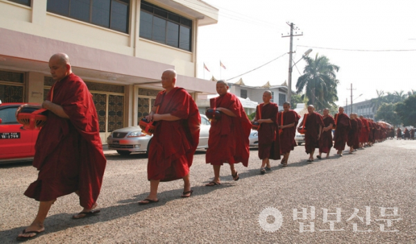 ‘뜻밖에 미얀마’는 불교의 나라 미얀마의 역사·문화·풍습을 속속들이 들여다 볼 수 있다. 매일 아침 마하시명상센터 스님들의 탁발행렬을 맞는 일 또한 기쁨이다.