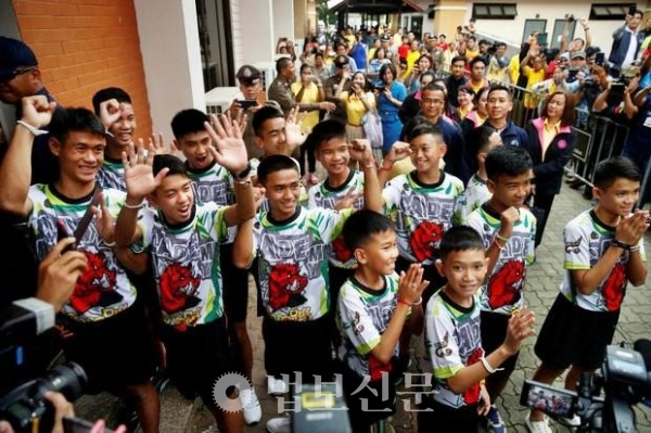 태국 치앙라이 동굴에서 극적으로 구조돼 전 세계인의 주목을 받았던 유소년 축구팀 소년들과 코치가 일상으로 돌아가기에 앞서 머리를 깎고 9일 간 단기출가한다. 사진출처:방콕포스트.