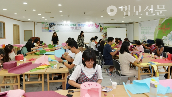 전북불교네트워크는 외국인 유학생 30여명을 초청해 불교문화체험 행사를 진행했다.