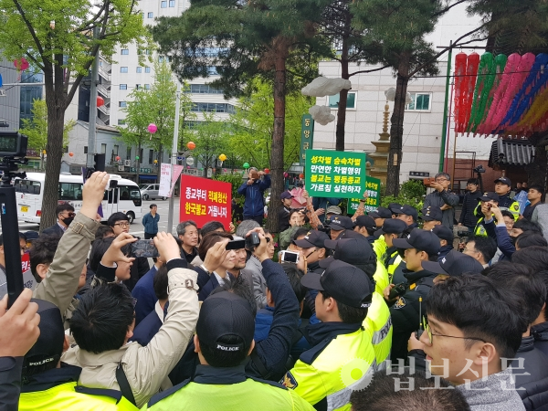 서울 조계사 앞에서 서로를 향해 쏟아내는 말들을 들으며 근무 시간과 관계없이 집회 시위대를 막고 있는 재가종무원들의 고민이 깊어지고 있다. 사진은 4월24일 설정 스님 사퇴를 주장하는 이들과 맞서고 있는 재가종무원들.