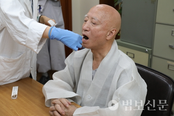 조계종 홍보국에 따르면 설정 스님은 8월7일 오전 9시30분 서울대 법의학교실의 한 교수 연구실서 구강 점막세포를 채취했다. 조계종 홍보국 제공.