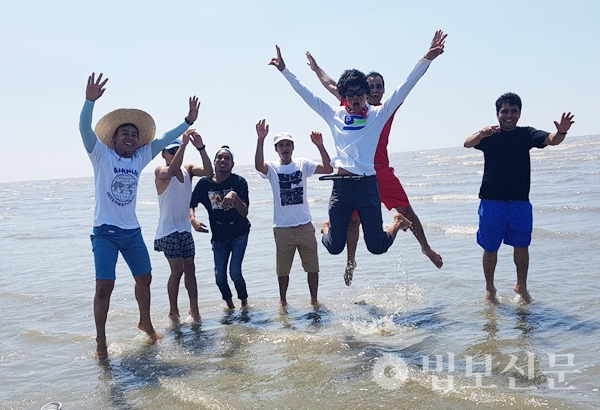 ‘어서와, 한국문화와 놀자’에 참여한 네팔 노동자들이 바다를 만끽하고 있다.