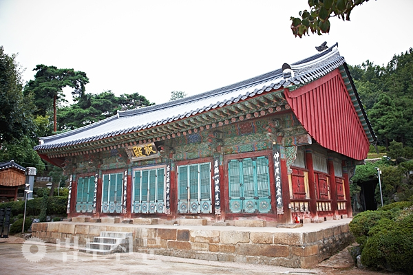 추사 김정희의 현판이 남아있는 봉은사 판전이 8월6일 서울시 유형문화재 425호로 지정됐다.