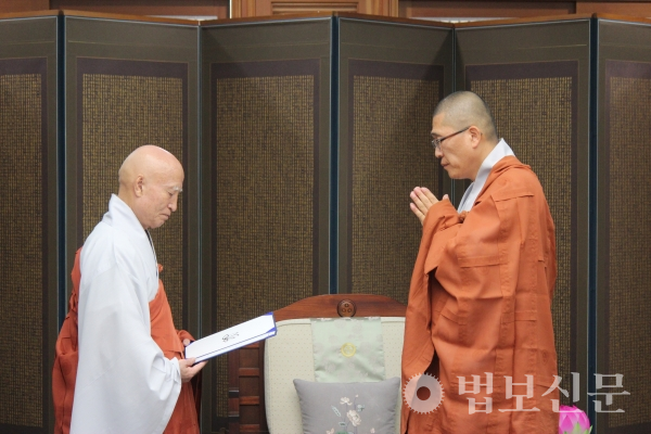 설정 스님은 8월17일 오전 서울 한국불교역사문화기념관 4층 접견실에 전 중앙종회의원 정범 스님에게 사서실장 임명장을 수여했다