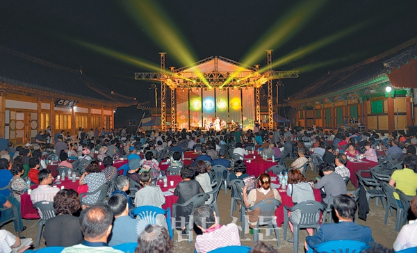 한여름밤 산사에서 열리는 나비채 음악회는 오색찬란한 불빛과 클래식 선율이 어우러져 장관을 연출한다.<br>