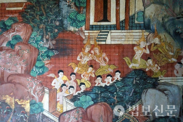 태국 랏차부리 불교사원의 웻산타라자타카(Vessantarajātaka)에서 온가족의 재회.
