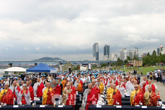 이날 행사에는 태고종 전 총무원장 도산, 원로의장 덕화, 종회의장 도광 스님 등 1500여명의 사부대중이 참석했다.<br>