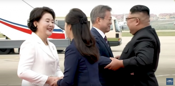 평양 순안공항에 도착한 문재인 대통령 부부를 맞이하는 김정은 북한 국무위원장과 부인 리설주 여사. 청와대 홈페이지 자료.