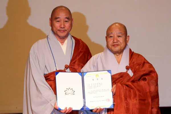 조계종 제36대 총무원장으로 당선된 원행 스님이 중앙선관위원장 세영 스님으로부터 당선증을 받고 있다.