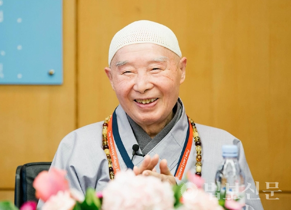 9월17~19일 프랑스에서 열린 ‘2018년 국제평화대회’에 참석해 강연 중인 정공 스님.