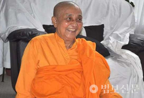 쿠스마는 스리랑카 불교계가 비구니를 공식 인정하길 바라며 교육에 전념하고 있다.