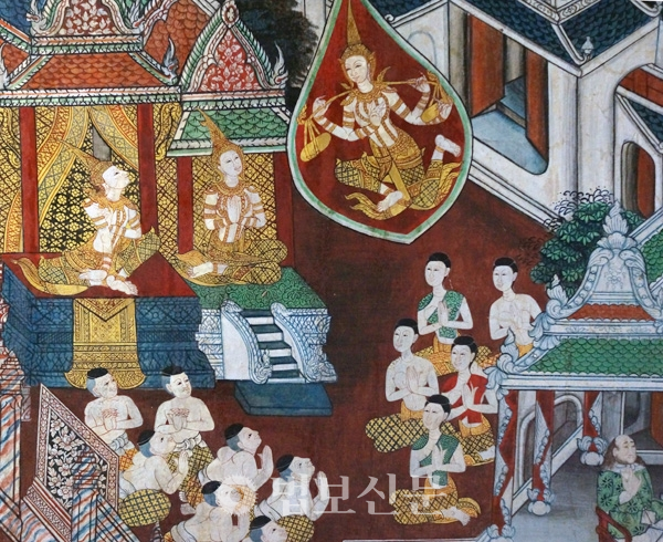 태국 랏차부리 불교사원의 마하나라다카사파 자타카에서 아간티왕과 루자공주 그리고 천신 나라다.