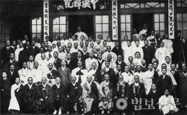 선학원 건립에 핵심적인 역할을 했던 수덕사 만공 스님은 1935년 조선불교선종 제1회 수좌대회를 개최한다. 사진 맨 앞줄 좌측에서 일곱번 째가 만공 스님. 출처 '한국불교 100년'(민족사)