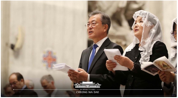 문재인 대통령 내외가 참석한 바티칸 미사 장면. 청와대 홈페이지 캡쳐.
