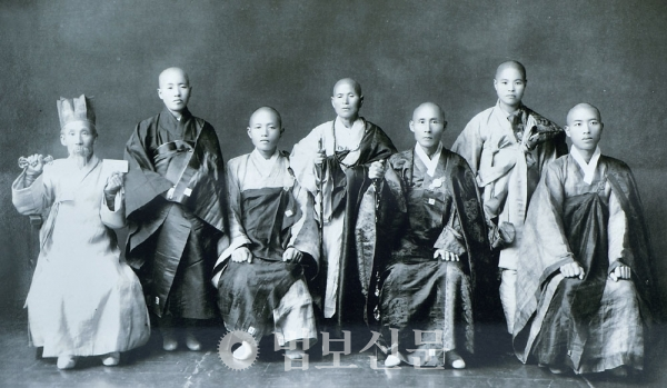 1910년 촬영된 것으로 추정되는 사진. 오른에서부터 두번째 스님이 선복, 세번째 스님이 만공 스님이다.