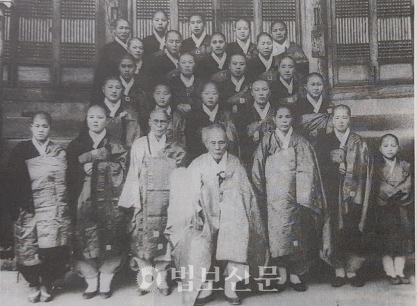 '선원총람'에 수록돼 있는 견성암 사진. 1943년 촬영된 사진으로 가운데 앉아있는 만공 스님을 중심을 사진 오른쪽이 선복, 왼쪽 안경 쓴 스님이 법희 스님이다.