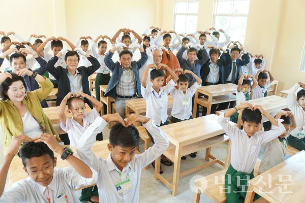 로터스월드(이사장 성관 스님)와 KT&G복지재단은 10월31일 미얀마 양곤의 시골마을에 현대식 학교를 건립하고 준공식을 진행했다. 준공식 직후 학생들과 교실에서 기념촬영을 진행했다.