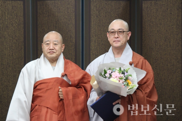 원행 스님은 11월13일 서울 한국불교역사문화기념관 4층 접견실에서 성효 스님에게 호법부장 임명장을 전달했다.
