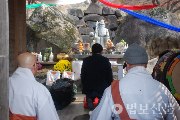 안성 비봉산에 위치한 법상종 지통암(주지 보월 스님)이 11월10일 대웅전과 산신전에서 100일 기도 입재와 산신대재를 개최했다.