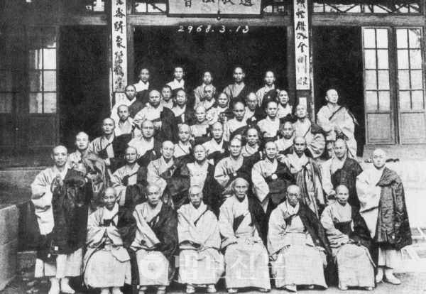 1941년 2월26일부터 10일간 선학원에서 개최된 유교법회에 참가한 스님들. 법회 이후에는 범행단을 조직하고 선학과 계율의 종지를 선양하기 위한 노력하기로 다짐했다. 석주 스님(사진 앞쪽에서 넷째 줄 맨 왼쪽)도 이 법회에 참석했다. 출처=‘한국불교100년’ (민족사)