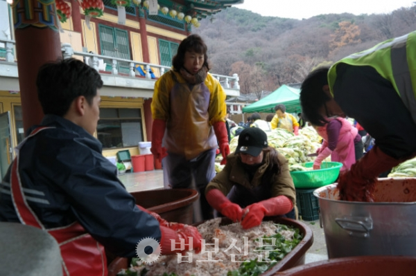 의왕 청계사가 11월19~21일 경내에서 ‘이웃돕기 김장나눔 행사’를 개최했다.