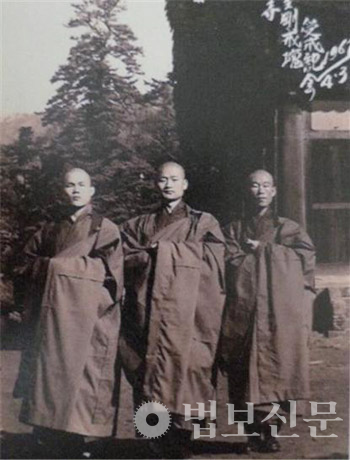 ‘백일법문’을 기획하고 기록으로 남긴 원조‧원기‧원공 스님. 1967년 봄 성철 스님의 상좌로 출가해 계를 받은 기념으로 찍은 사진.