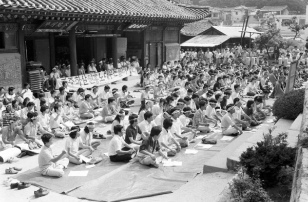 6월 민주항쟁에 참여한 스님과 재가불자들이 서울 개운사에서 양심수 석방을 요구하면 집회를 열고 있다. 민주화운동기념사업회(박용수) 제공.