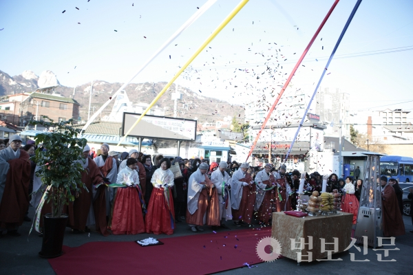 서울 도선사(주지 도서 스님)는 지난 12월7일 셔틀버스승강장 신도대합실 ‘청혜도원’을 개원했다.