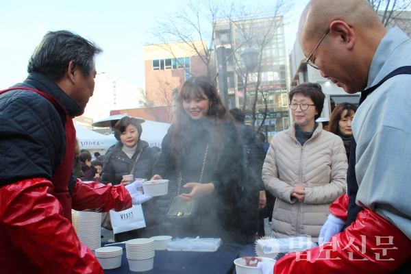 12월15일 서울 인사동을 찾은 시민들은 동지에 붉은 색 팥죽을 쑤어 먹으며 액운을 쫓던 세시풍속에 반색하며 팥죽을 건네받았다.