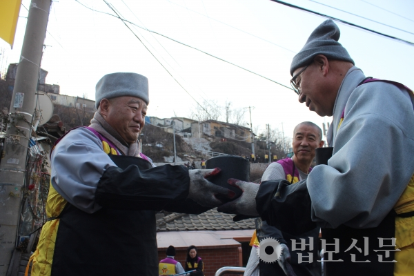 아름다운동행(대표 원행 스님)이 12월20일 서울 홍제동 달동네 개미마을에서 연탄지원 캠페인 ‘아이연탄맨’을 실시했다.