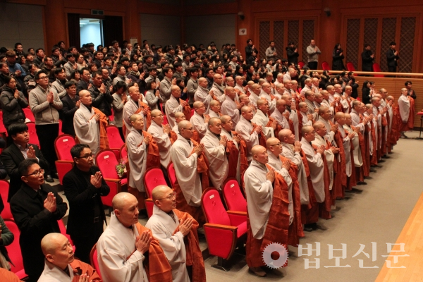 조계종은 12월28일 서울 한국불교역사문화기념관 전통예술문화공연장에서 중앙종무·산하기관 종무식을 개최했다.