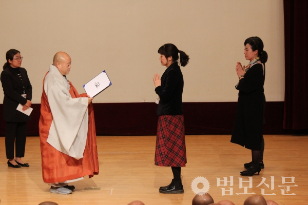 최우수종무상을 수상하는 불교중앙박물관 종무원들.