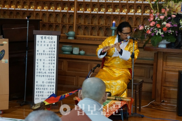 티베트 음악가인 카락 뺀빠씨는 ‘광덕 스님 시봉일기’ 완간 10주년을 맞아 수미산을 주제로 한 음악과 티베트 전통 노래를 선보여 큰 박수갈채를 받았다.