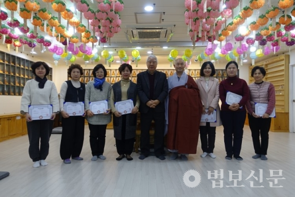 참불선원 명상불교대학(학장 정병조)은 지난해 12월28일 참불선원에서 2기 졸업식을 개최했다.