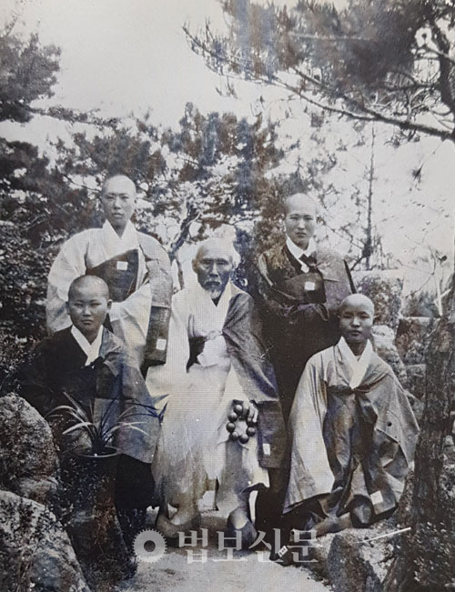 '만공어록'에 수록돼 있는 사진으로 가운데가 만공 스님이 맨 왼쪽이 수연 스님이다. 뒤에 수연 스님의 은사인 성오 스님이 서있다.