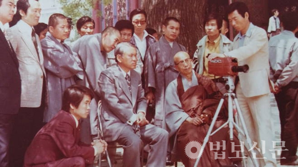 1976년 이후락 신도회장과 종정 서옹 스님이 방송사와 인터뷰하는 모습.