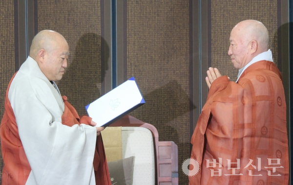 조계종 총무원장 원행 스님은 1월23일 서울 한국불교역사문화기념관 4층 접견실에서 법보 스님에게 직지사 주지 임명장을 전달했다. 임기는 2019년 1월23일부터 2023년 1월22일까지 4년이다.