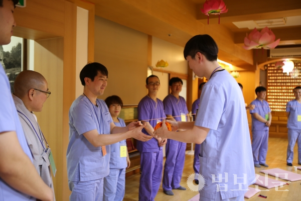 마음챙김 자기연민 프로그램에 참여 중인 동국대 경주병원 물리치료사들.