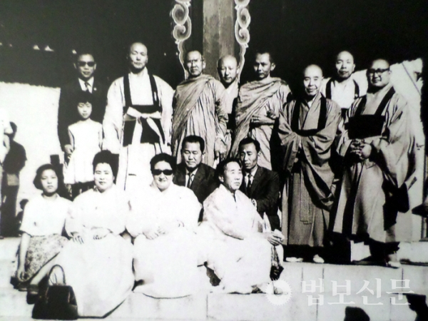 1968년 10월 말, 덕산 이한상이 WFB 부회장 자격으로 초청한 태국스님들과 뒷줄 왼쪽에서 두 번째가 청담 스님, 오른쪽 끝은 숭산 스님. 앞쪽 가운데 앉아 있는 두 명 중 왼쪽이 덕산거사다.