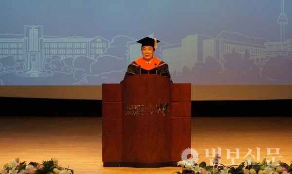 윤 신임총장은 ‘공헌으로 존경받는 세계 100대 대학 에너자이즈 동국’을 향한 정진을 다짐했다.