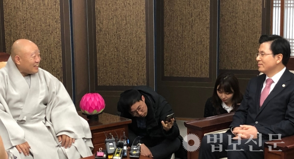 조계종 총무원장 원행 스님은 3월14일 서울 한국불교역사문화기념관 4층 접견실에서 황교안 자유한국당 대표의 예방을 받았다.