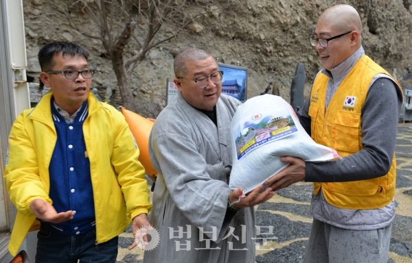 쌀을 전달하는 마이산탑사 주지 진성 스님과 봉사자들.
