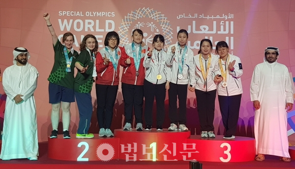 성불장애인복지관 배드민턴 선수반 문지연 선수가 아부다비 스페셜올림픽에 출전해 금메달과 은메달을 획득했다.